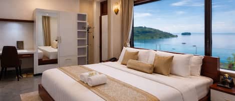 Deluxe Double Room, Lake View | In-room safe, desk, blackout curtains, free WiFi