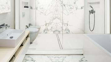 淋浴設備、風筒、拖鞋、提供毛巾