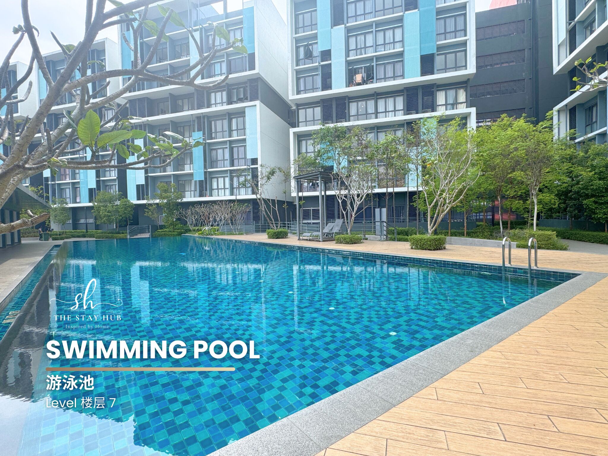 Una piscina al aire libre