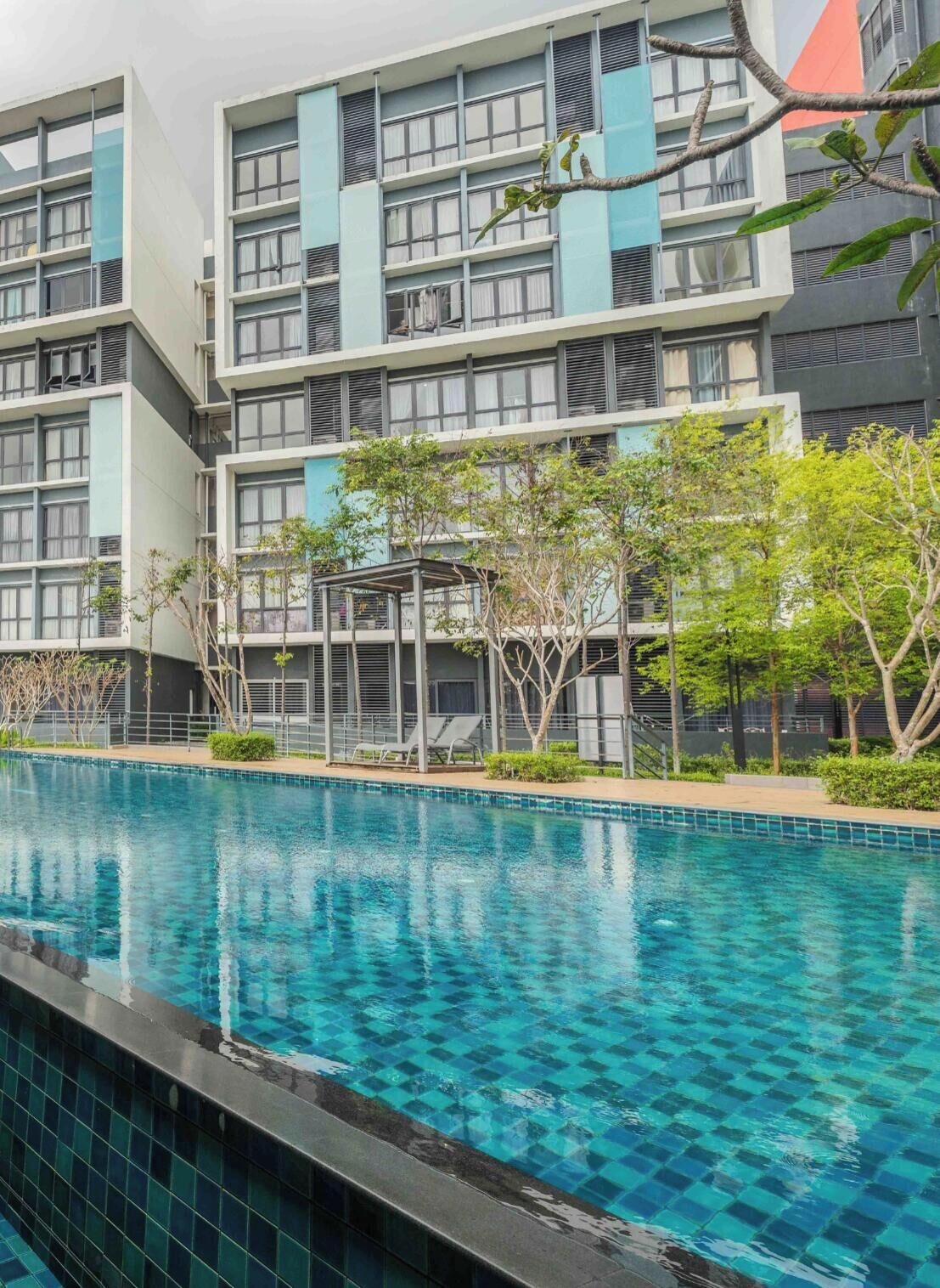 Una piscina al aire libre