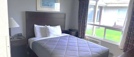 Tabla de planchar con plancha, wifi y ropa de cama