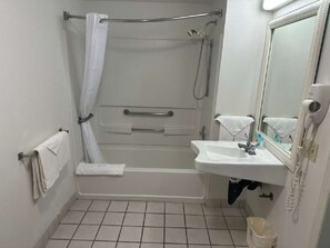 Haartrockner, Handtücher, Seife, Toilettenpapier