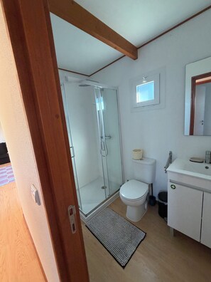 Family Triple Room, Patio, Garden View | Bathroom - House Alvor (Portimão)