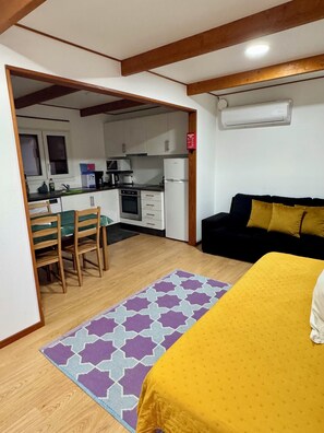 Quarto triplo família, varanda, vista para o jardim | Área de estar