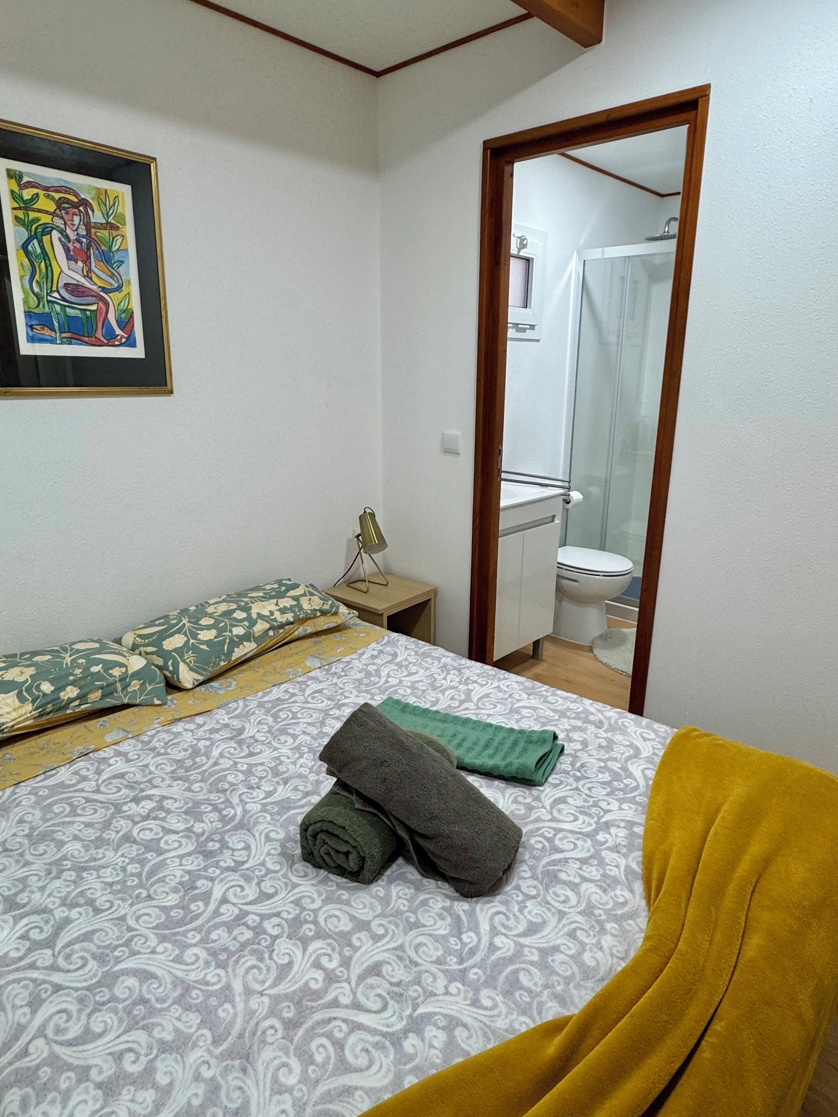 غرفة عائلية ثلاثية - برواق - منظر للحديقة | مكواة/لوح كي وواي فاي مجانًا