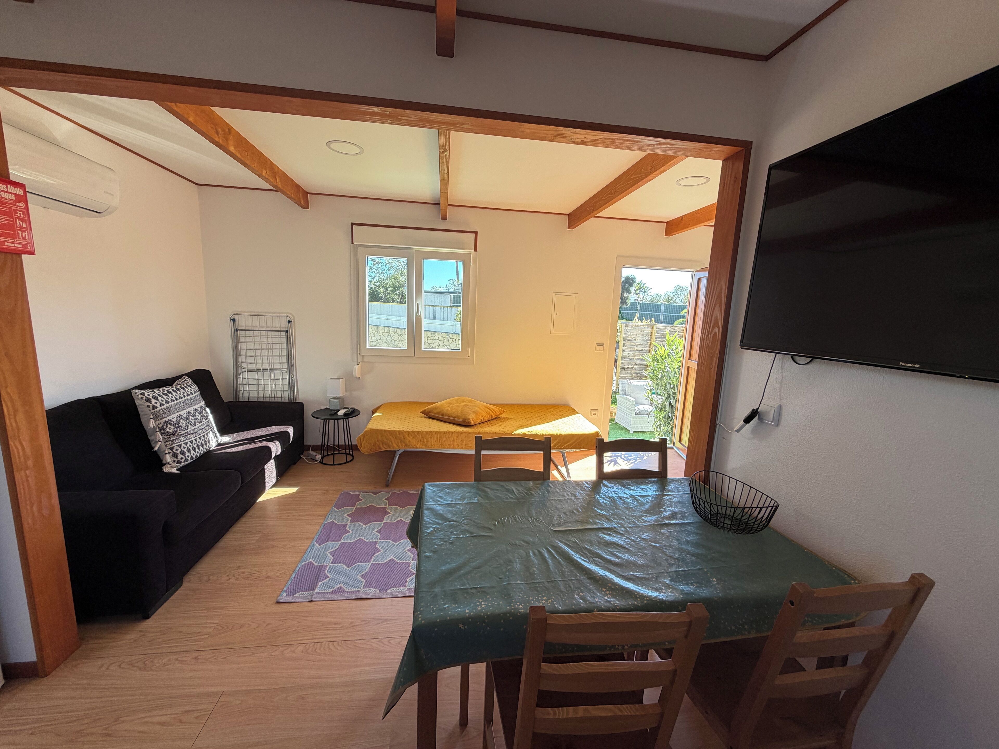 Familien-Dreibettzimmer, Terrasse, Gartenblick | Wohnbereich