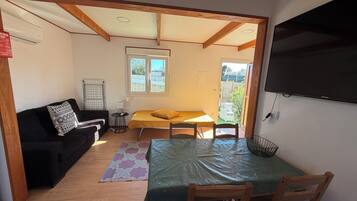 Familien-Dreibettzimmer, Terrasse, Gartenblick | Wohnbereich