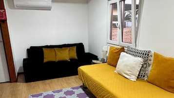 Familien-Dreibettzimmer, Terrasse, Gartenblick | Wohnbereich