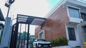 Un edificio moderno con un coche estacionado en la parte delantera.