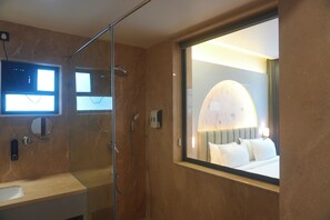 Dusche, Handtücher, Shampoo, Toilettenpapier