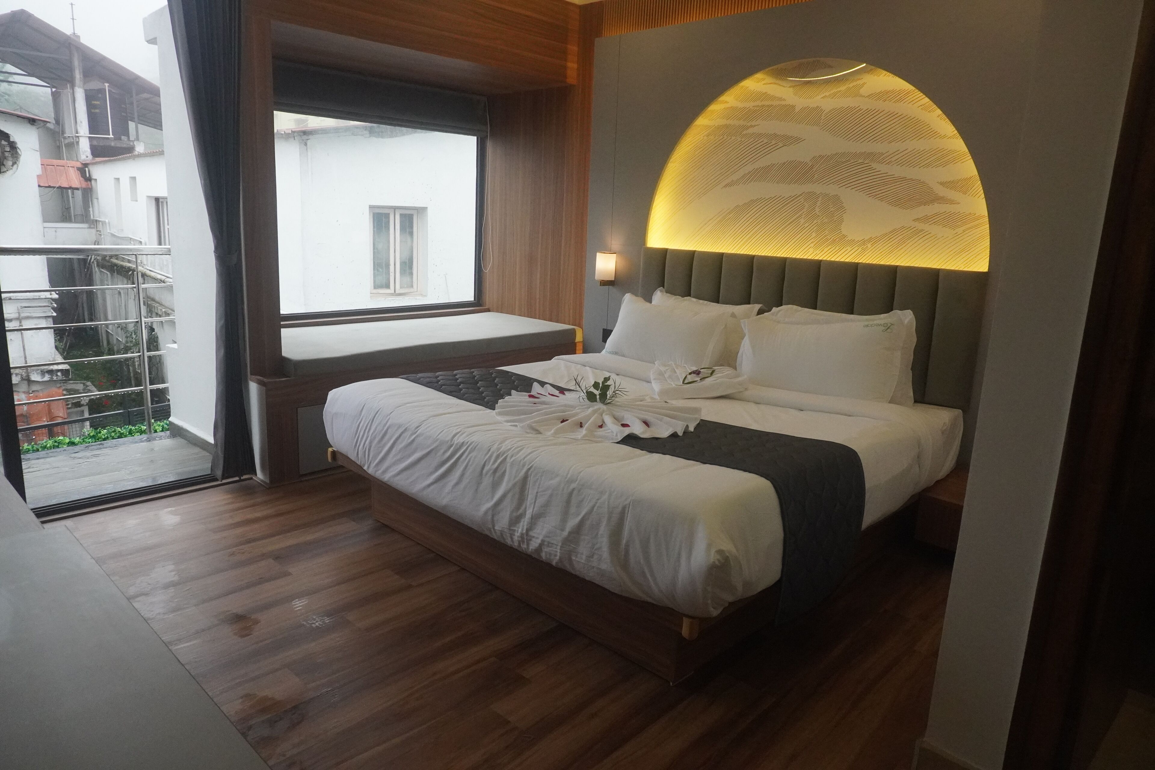 Una camera da letto moderna con un letto, una finestra e un balcone.
