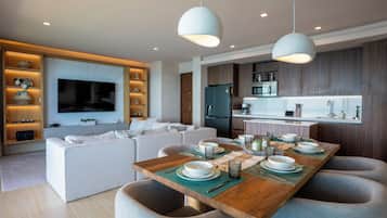 Cofres nos quartos, cortinas blackout, ferros/tábuas de passar roupa