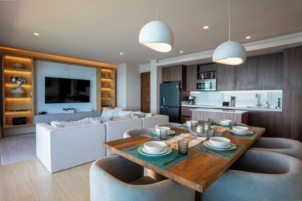 Cofres nos quartos, cortinas blackout, ferros/tábuas de passar roupa