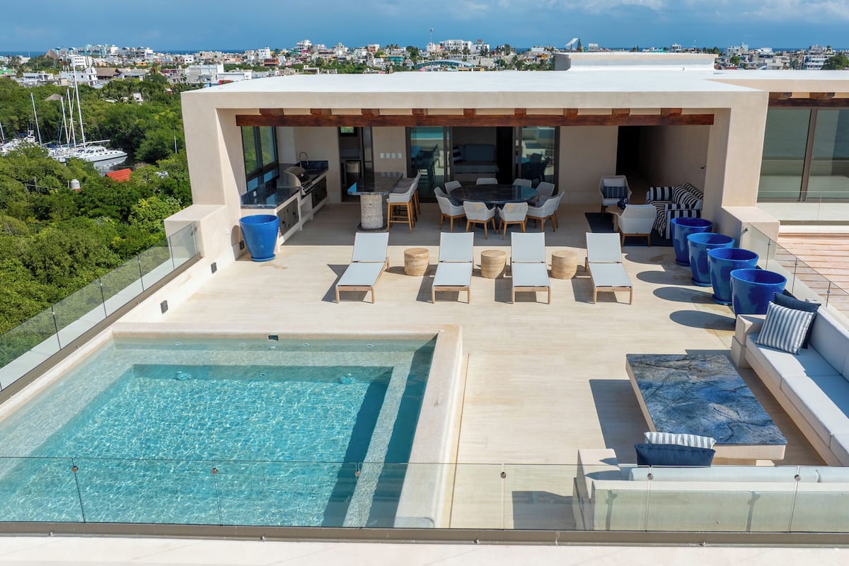 Cofres nos quartos, cortinas blackout, ferros/tábuas de passar roupa