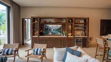 Deluxe Apartment, Balcony, Sea View | Peti besi dalam bilik, langsir/tirai gelap terus