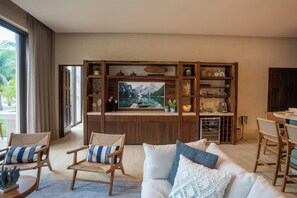 خزنة داخل الغر فة وستائر تعتيم ومكواة/لوح كي وواي فاي مجانًا