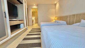Premium Apartment, Balcony, Sea View | Peti besi dalam bilik, langsir/tirai gelap terus