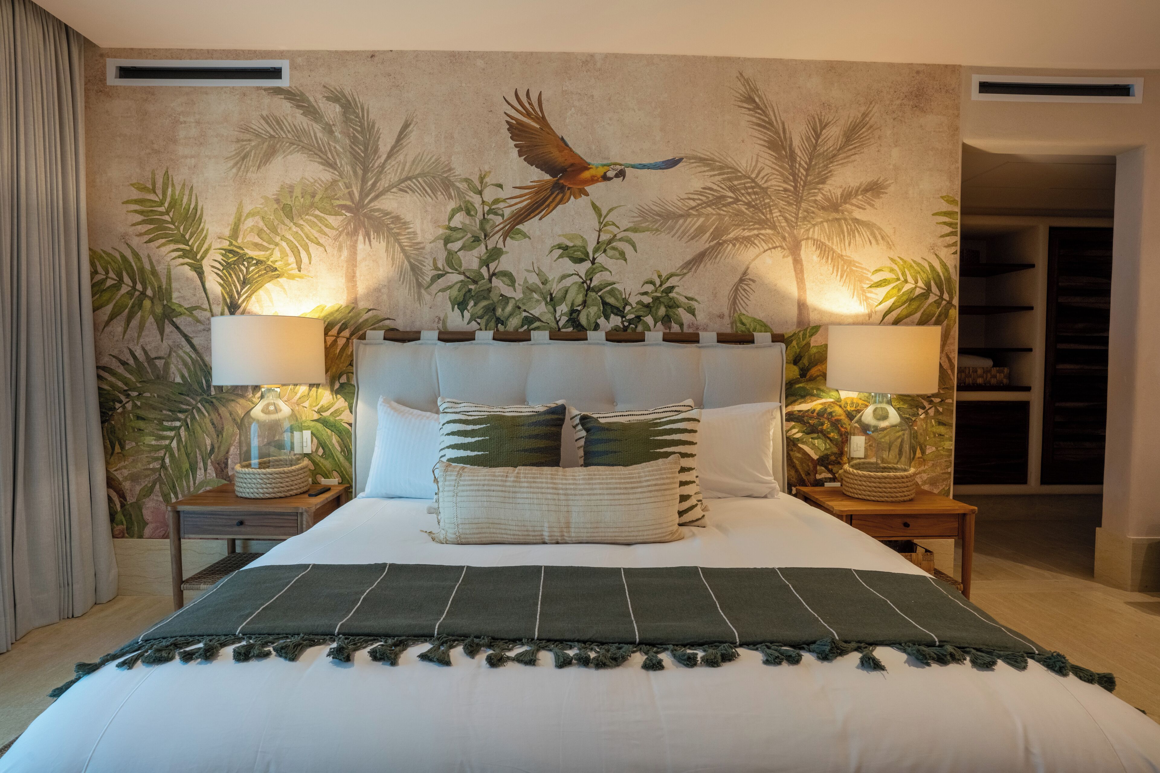 Cofres nos quartos, cortinas blackout, ferros/tábuas de passar roupa