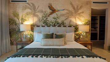 Cofres nos quartos, cortinas blackout, ferros/tábuas de passar roupa