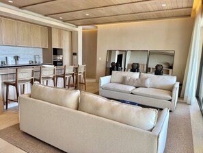 Apartamento premium, sacada, vista para o mar | Cofres nos quartos, cortinas blackout, ferros/tábuas de passar roupa