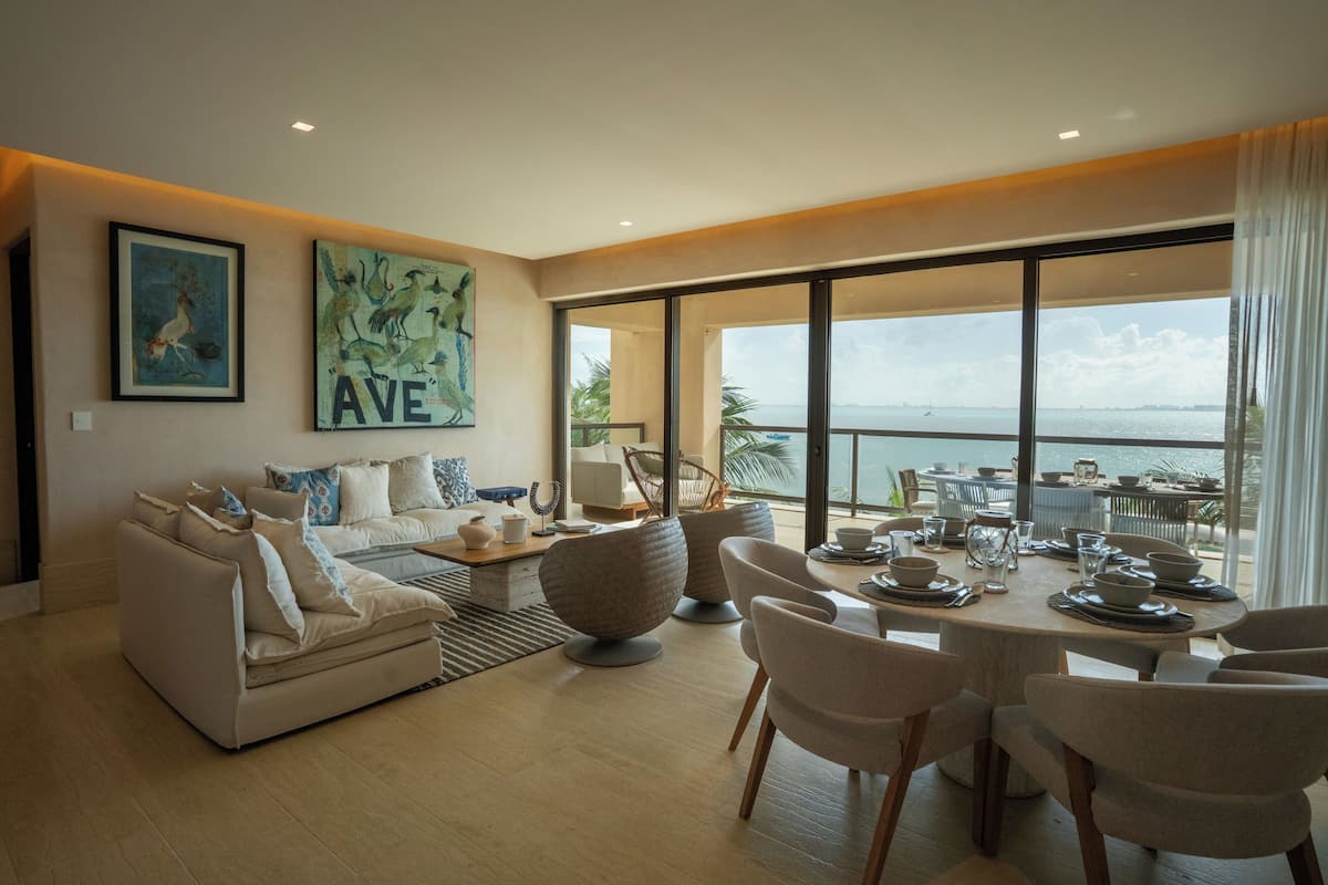 Apartamento premium, sacada, vista para o mar | Cofres nos quartos, cortinas blackout, ferros/tábuas de passar roupa