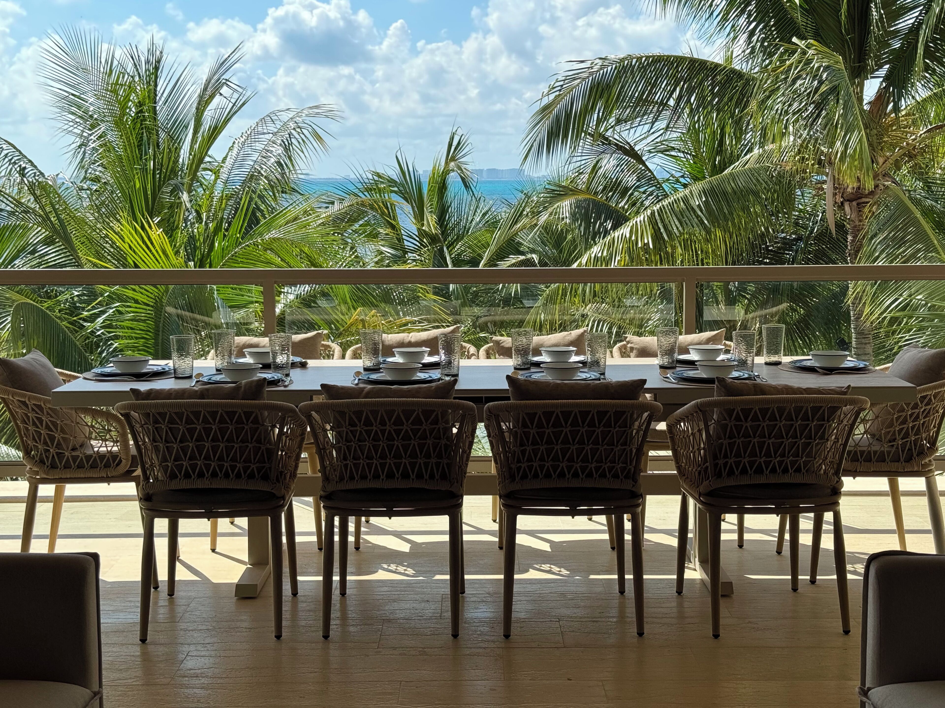 Apartamento premium, sacada, vista para o mar | Cofres nos quartos, cortinas blackout, ferros/tábuas de passar roupa