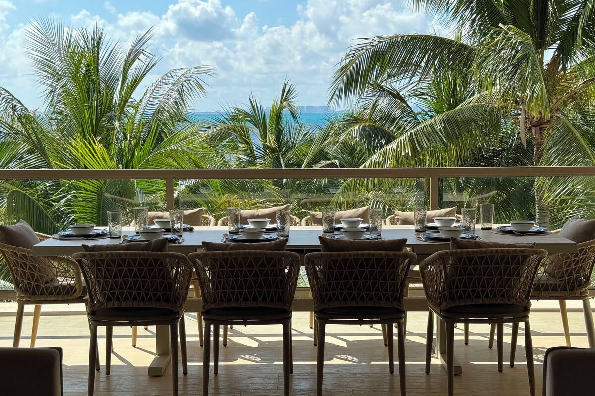 Apartamento premium, sacada, vista para o mar | Cofres nos quartos, cortinas blackout, ferros/tábuas de passar roupa