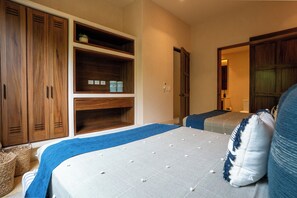 Apartamento luxo, sacada, vista para o mar | Cofres nos quartos, cortinas blackout, ferros/tábuas de passar roupa