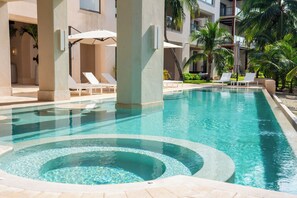 Una piscina al aire libre
