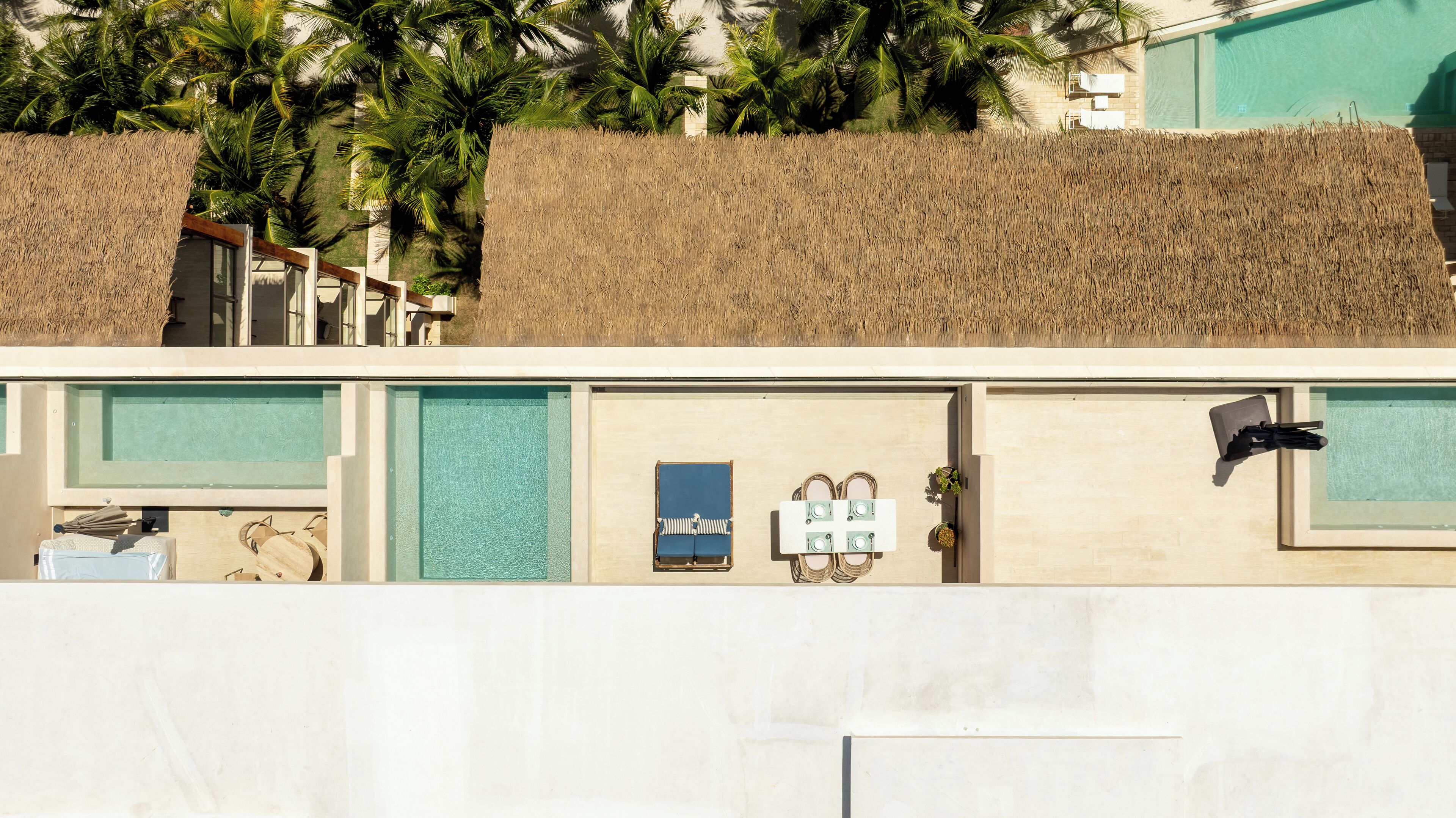 Cofres nos quartos, cortinas blackout, ferros/tábuas de passar roupa