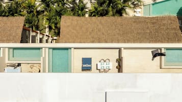 Cofres nos quartos, cortinas blackout, ferros/tábuas de passar roupa