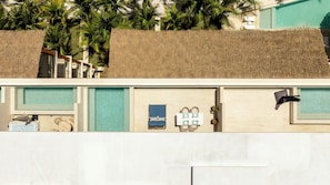 Cofres nos quartos, cortinas blackout, ferros/tábuas de passar roupa