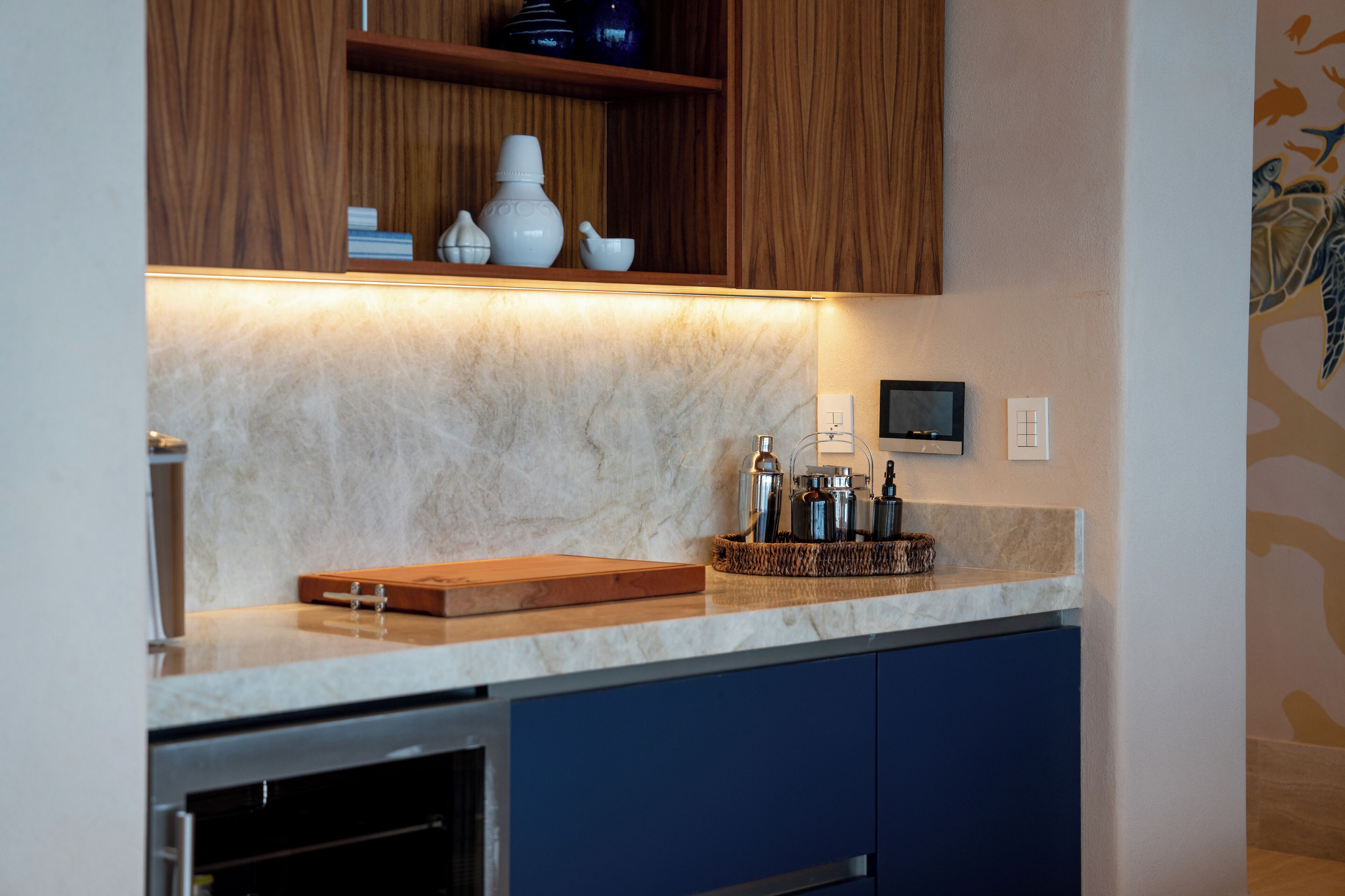 Cofres nos quartos, cortinas blackout, ferros/tábuas de passar roupa