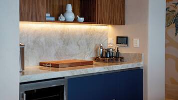 Cofres nos quartos, cortinas blackout, ferros/tábuas de passar roupa