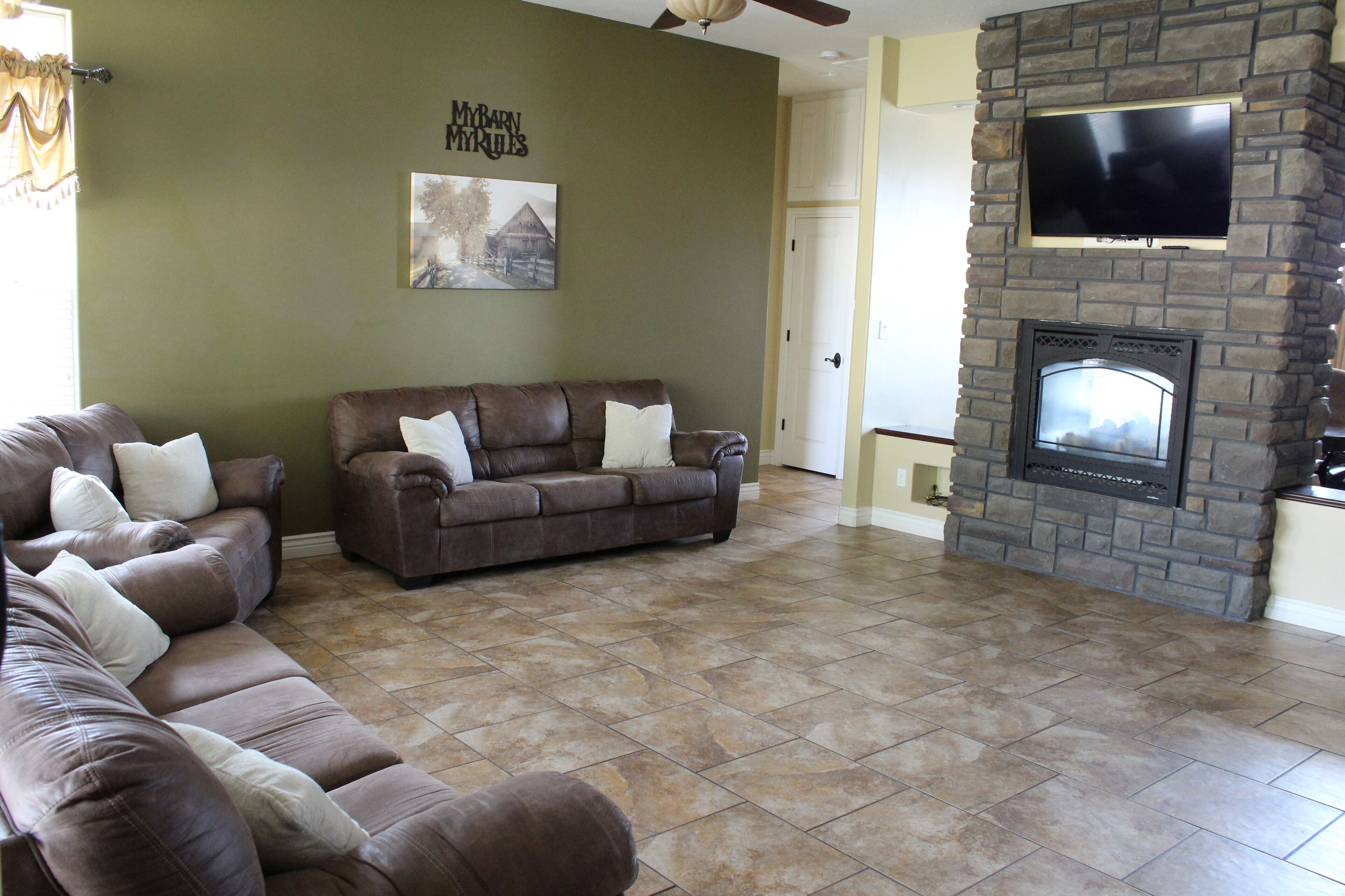 Televisión y chimenea 