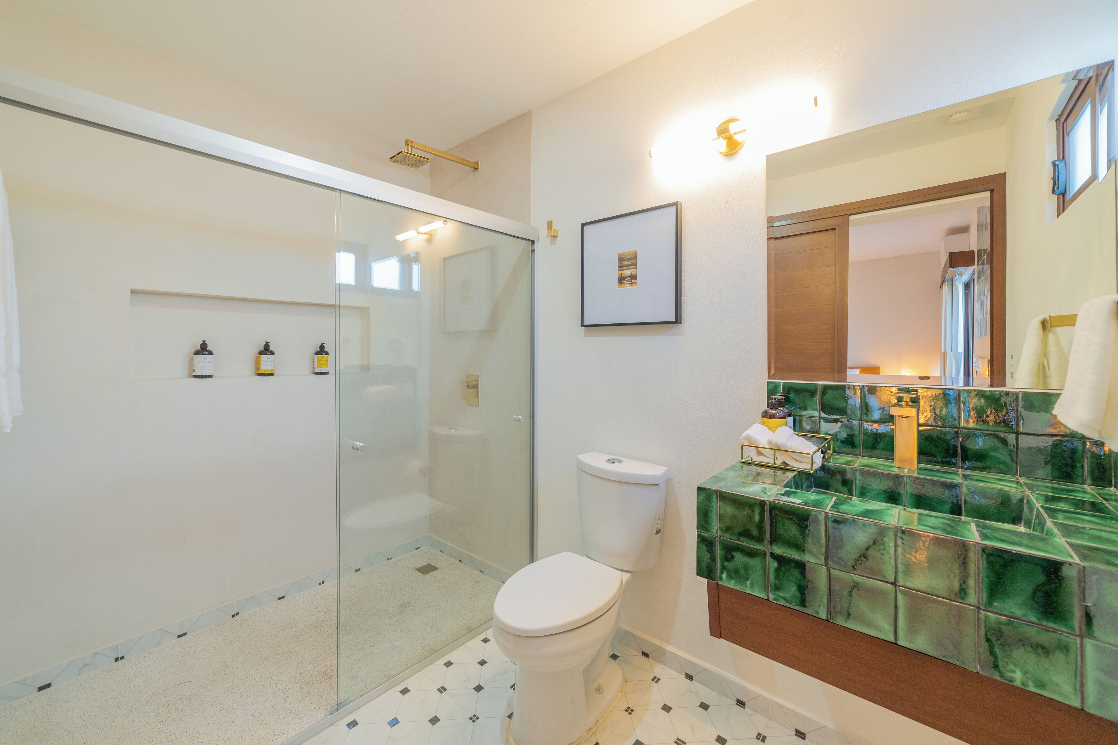 Deluxe Room | Bathroom | Hair dryer, towels, soap, shampoo