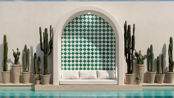 Una piscina al aire libre, sombrillas, sillones reclinables de piscina