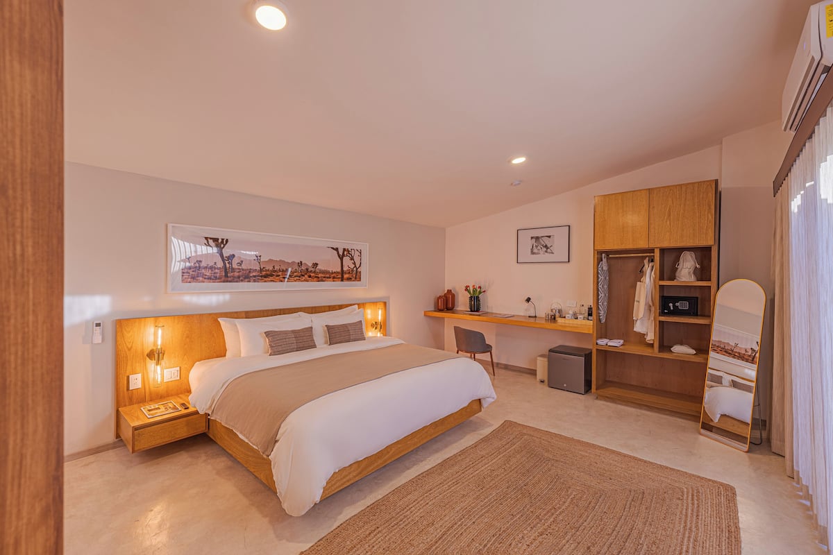 Signature Room | Premium bedding, minibar, in-room safe, desk