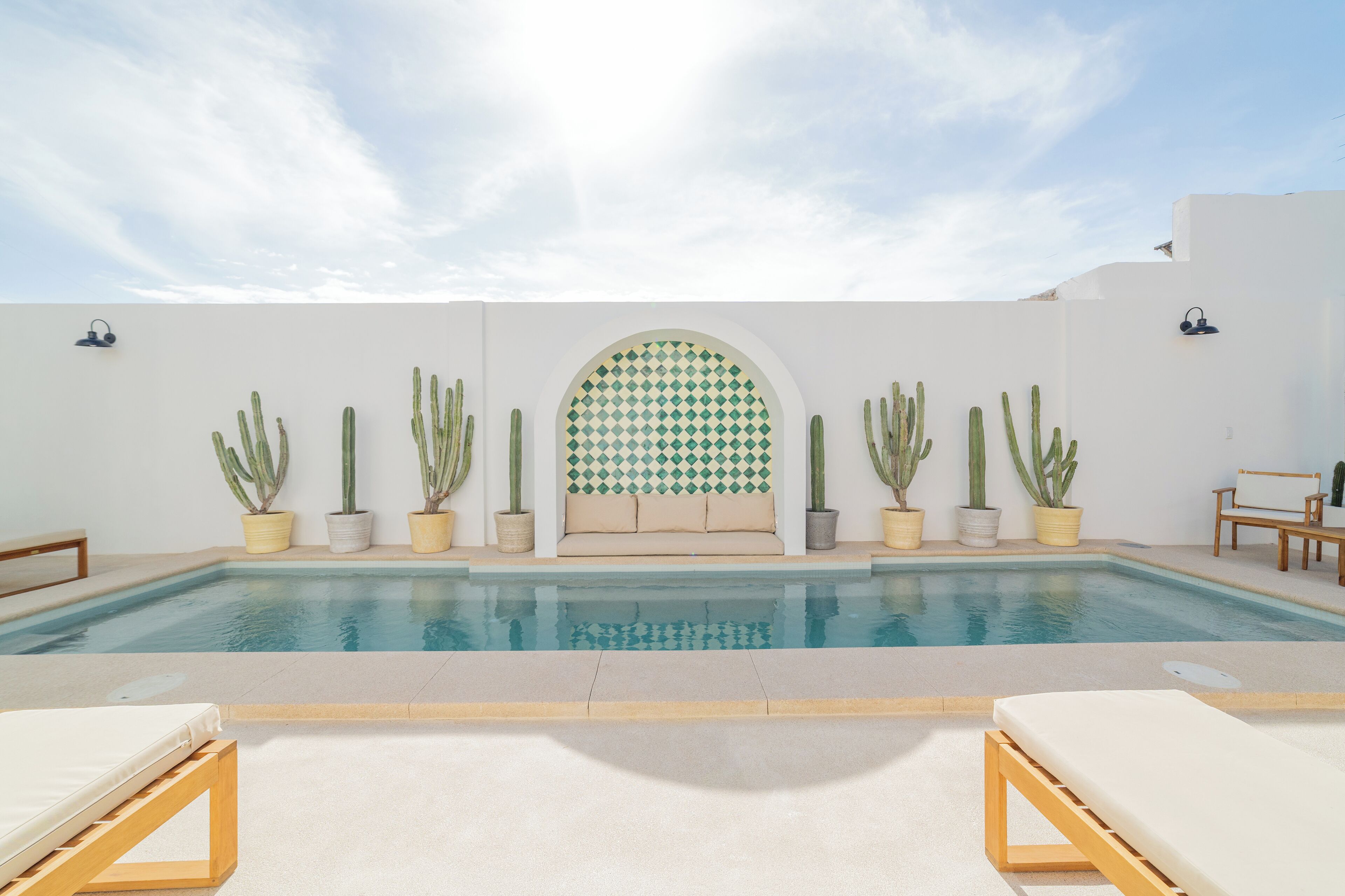 Kolam renang outdoor, dengan payung kolam renang dan kursi berjemur