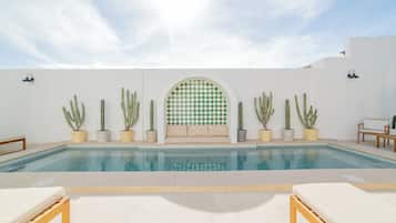 Kolam renang outdoor, dengan payung kolam renang dan kursi berjemur