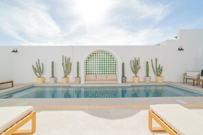 Outdoor pool, open 6:00 AM to 10:00 PM, pool umbrellas, sun loungers - Abasolo ClubHouse  (La Paz)