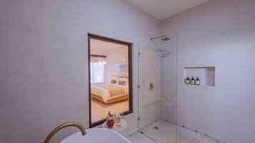 Habitación Prestigio | Baño | Secadora de cabello, toallas, jabón, shampoo