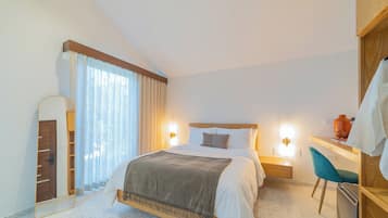 Kamar Superior | Seprai premium, minibar, brankas, dan meja kerja