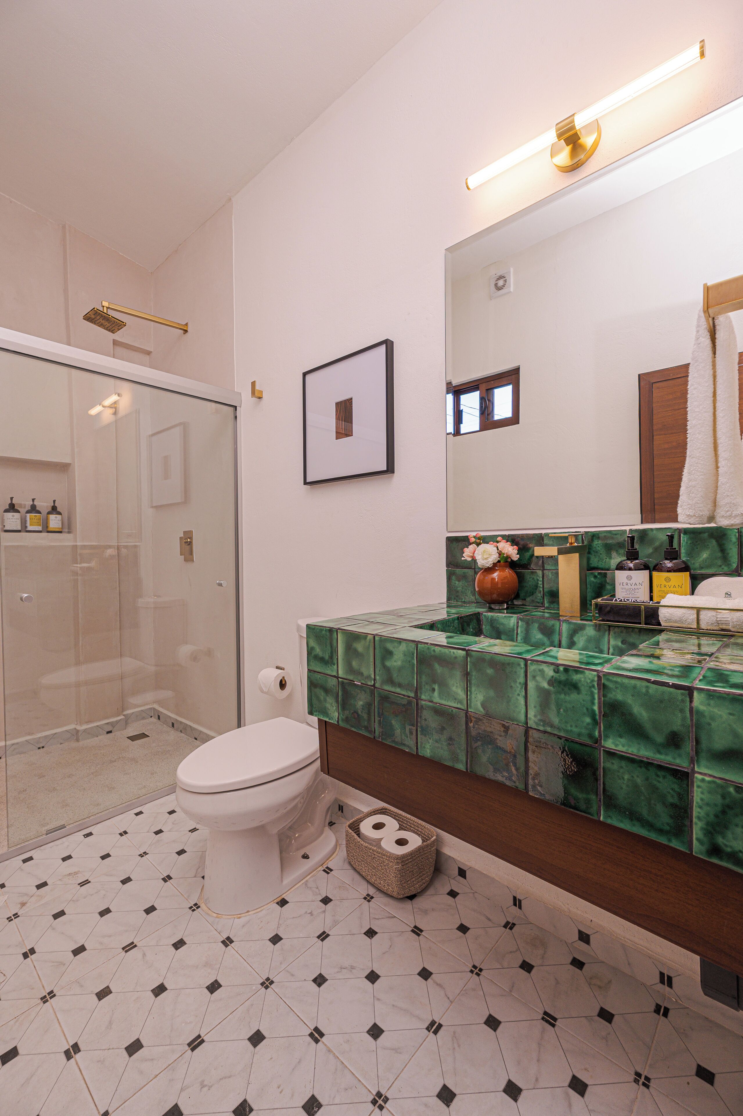 Deluxe-Zimmer | Badezimmer | Haartrockner, Handtücher, Seife, Shampoo
