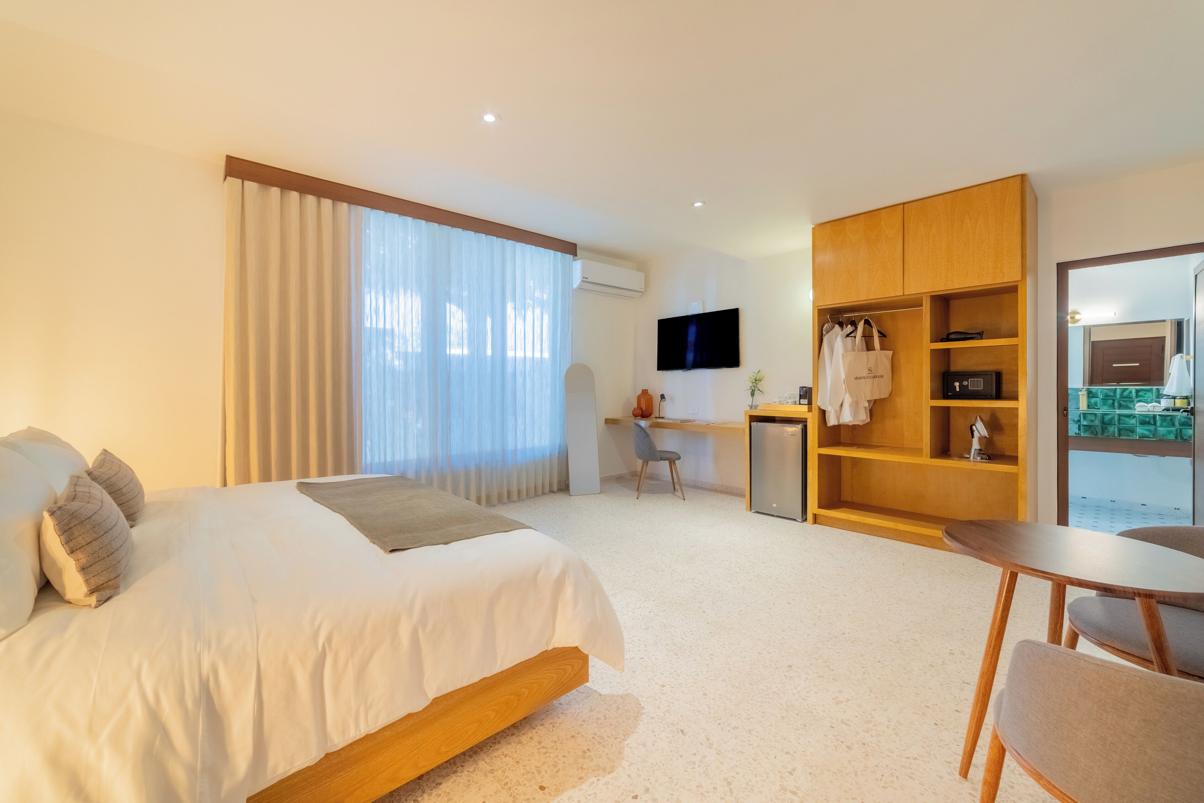 Rom – superior | Sengetøy av topp kvalitet, minibar, safe på rommet og skrivebord