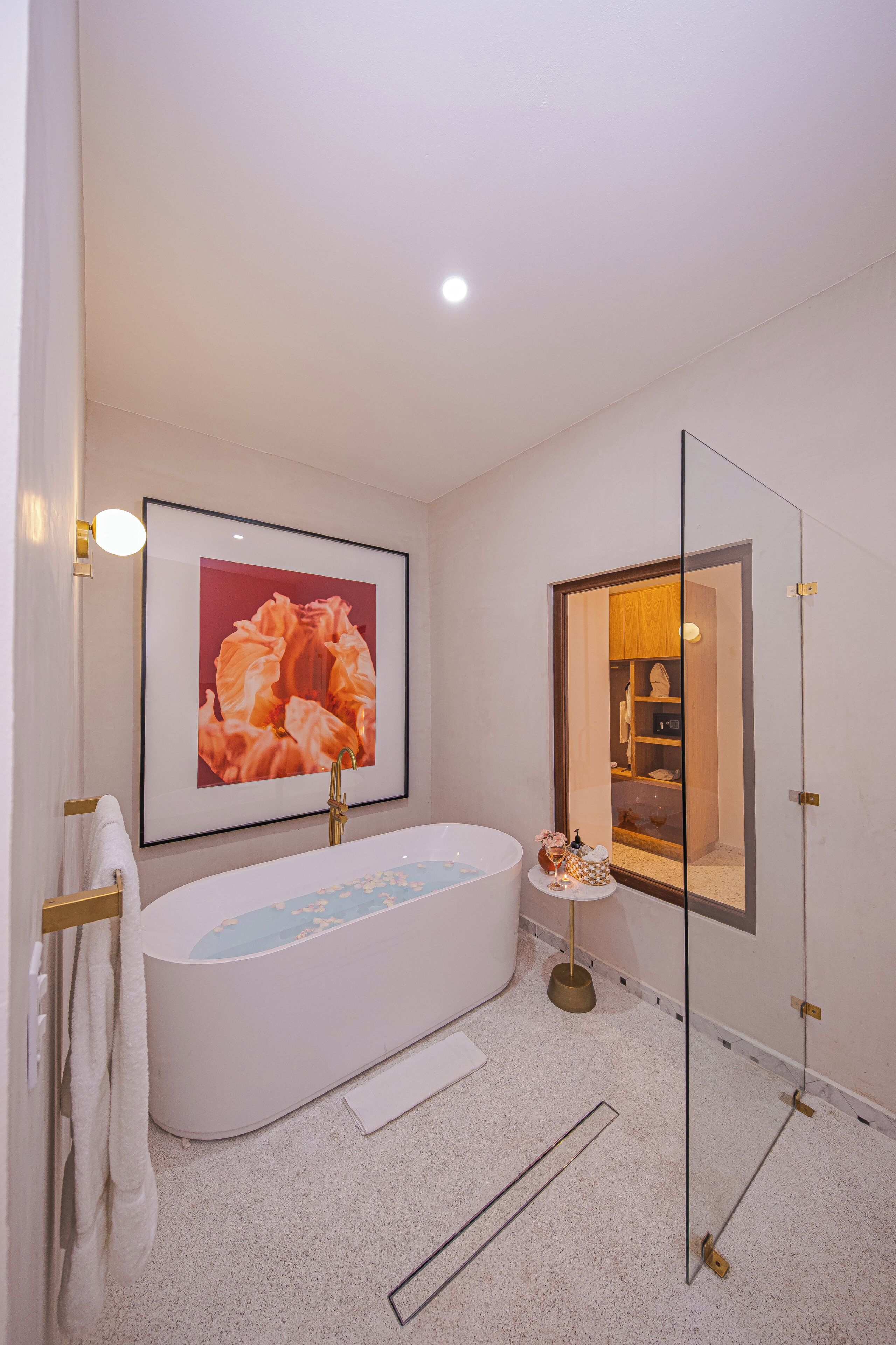 Signature Room | Bathroom | Hair dryer, towels, soap, shampoo