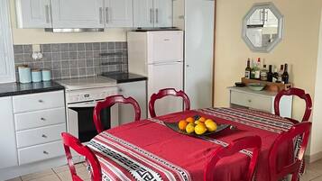 Family Villa, 3 Bedrooms, Mountain View | Private kitchen | Electric kettle
