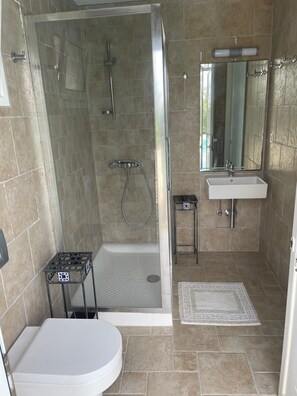 Villa Familiale, 3 chambres, vue montagne | Salle de bain | Sèche-cheveux, serviettes fournies
