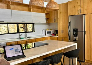 Frigorífico, microondas, horno y placa de cocina