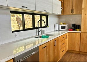 Kylskåp, mikrovågsugn, ugn och spishäll